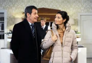 ARD ROTE ROSEN FOLGE 1442, am Mittwoch um 14:10 Uhr im ERSTEN. Gunter (Hermann Toelcke, l.) hat ein schlechtes Gewissen, dass er, um Merle zu beruhigen, eine Detektei auf Benita (Barbara Ricci, r. mit Tobias Rosen, h.M.) angesetzt hat.