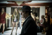 Fred Thursday (Roger Allam) ermittelt in einem Mordfall an einer Sekretärin und stellt einem überheblichen und undurchsichtigen Modedesigner einige Fragen.