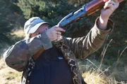 PORT PROTECTION, ALASKA- Mary Miller zielt bei der Gänsejagd. (Bildnachweis: National Geographic Channels/ Nathaniel Stephens)