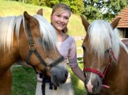 Laura (Johanna Christine Gehlen) rettet zwei Pferde vor dem Schlachter.