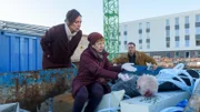 Ist der Chefarchitekt eines Wismarer Unternehmens an seiner Prothese erstickt?Das ist zumindest die Einschätzung, die Dr. Helene Sturbeck (Katharina Blaschke, M.) den Kommissaren Karoline Joost (Nike Fuhrmann, l.) und Lars Pöhlmann (Dominic Boeer, r.) gibt.