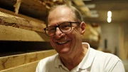 Fensterbauer Claus Schwarzmann nutzt traditionelles handwerkliches Wissen.