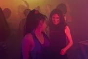 Bobbi (Sasha Lane, l.) und Frances (Alison Oliver, r.) sind wieder vereint und sie merken, dass es sich so einfach richtig anfühlt.