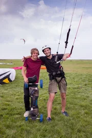 Checker Tobi (links) mit Kite-Landboarder Yannick.