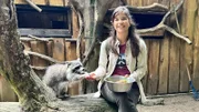 Anna füttert den Waschbären Hannes im Tierpark Kunsterspring.