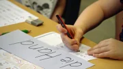 Viele Kinder fällt es heute schwer, einen Stift richtig zu halten oder ruhig zu sitzen – wichtige Voraussetzungen für die Schule. Grundschullehrkräfte geben an, dass diese Defizite in den letzten zehn Jahren drastisch gestiegen seien.