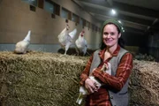 Landfrau Anna Ostermeier in ihrem Hühnerstall.