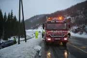 Ein Rettungswagen bereitet sich darauf vor, ein Auto aus einem Graben zu ziehen.