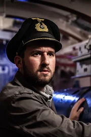 In einer dramatischen Nachstellung nimmt der Erste Wachoffizier Klaus Herbig (L, Tiago G. Schultze) eine Bestandsaufnahme vor und stellt fest, dass U-66 nicht genügend Proviant für die Rückkehr in den Hafen hat. (Pazifikflotte II Productions Inc./Sean F. White)