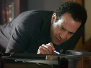 Auf die reiche Amanda Babbage wurde ein Briefbombenanschlag verübt. Monk (Tony Shalhoub) untersucht die Reste des explodierten Pakets.