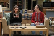 Als Sheldon für eine Weile nach Texas reist, überlegen Amy (Mayim Bialik, l.) und Stuart (Kevin Sussman, r.) beim gemeinsamen Weihnachtsbaum-Schmücken, wie ihr Leben aussehen würde, wenn sie Sheldon niemals kennengelernt hätten ...