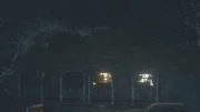 Trümmerteile, die ein Haus treffen.