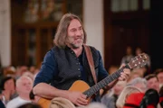 Der Münchner Lokalmatador Roland Hefter begibt sich als Experte für Geschichten mitten aus dem Leben auf Sockensuche.