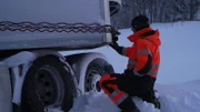 Raido prüft den Kraftstofftank, der eingeklemmt ist, weil der Lkw beim Anhalten umgekippt ist. (National Geographic)
