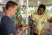 Badu (Arnold Markuissie, re.) befragt Viktor (Fridolin Sommerfeld, li.) zu seinem "Date".