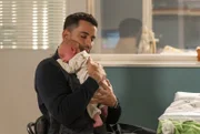 Dr. Ilay Demir (Tan Caglar) ist von sich selbst überrascht, wie sehr er einen kurzen Moment mit Baby Noor genießt.