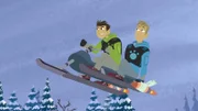 Martin und Chris sind voller Übermut mit ihrem Abenteuerschlitten im Schnee unterwegs.