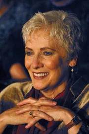 Betty Buckley als Sharonas Mutter Mrs. Fleming