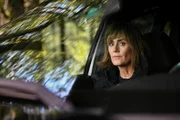 Diane Farr als Sharon Leone.