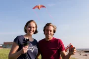 Checker Tobi mit Windexpertin Julia beim Drachensteigen.