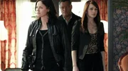 Sara (Jorja Fox, li.) und Ray Langston (Laurence Fishburne) suchen Lady Heather (Melinda Clarke) auf, nachdem Sara entdeckt hat, dass das Mordopfer bei Lady Heather alias Dr. Kessler in Behandlung war.