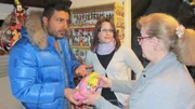 Tochter Daniela (Mitte) und Frau Jutta (re.) zeigen Sükrü Pehlivan die Disney Sammlung von Horst