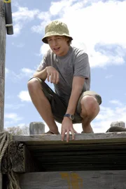 Lewis (Angus McLaren) ist mit Charlotte beim Angeln und plötzlich taucht Cleo im Wasser auf. Er versucht ihr klar zu machen, dass zwischen ihm und Charlotte nichts läuft.