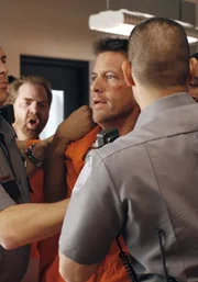 Wird im Gefängnis im Auftrag von Paul Young zusammengeschlagen: Mike (James Denton, M.) ...