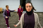 Die Patientin Katja Seidel (Kaja Schmidt-Tychsen, r.) ist schwer depressiv und ist auf dem Dach der Karlsklinik gestiegen, Betty Hertz (Henrike Hahn, l.) und Rike Köhler (Isabell Horn, M.) versuchen sie davon abzuhalten, zu springen.