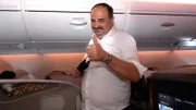 Johann Lafer kocht in Kelsterbach Menüs für eine luxuriöse Airline. Flugbegleiter müssen die 5-Gänge Menüs während des Fluges in den Bordküche der First- und Business-Class zubereiten. Dafür werden sie von Johann Lafer an Bord geschult.