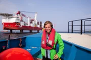 Checker Tobi vor dem Windpark Borkum West.