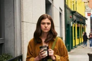 Frances (Alison Oliver) benimmt sich anders als sonst. Sie scheint etwas zu verbergen. Doch vor ihrer Freundin kann sie nichts geheim halten.