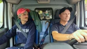 Michael und Dieter bereiten sich auf eine Challenge vor. Die langjährigen Freunde haben früher zusammen Fußball gespielt und traten vor einem Jahr in einem Match gegeneinander an. Jetzt messen sie sich im Kart-Duell.