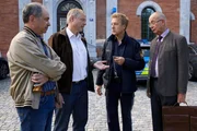 (v.li.): Die Kegelbrüder Friedel (Matthias Kupfer) und Kreindl (Wowo Habdank) tun alles, um Hauptmeister Mohr (Max Müller) gegenüber Polizeidirektor Achtziger (Alexander Duda) nicht zu verraten. Ob das gut geht?
