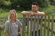Moderatorin Anna Lena Dörr und Stefan Klamt. Stefan Klamt ist der Gemeindearbeiter von Neu-Bamberg und zugleich Schafscherer. Auf einer Wiese am Appelbach hält er neben seinen Schafen auch Gänse, Hühner und andere Tiere. Eine ganz eigene, kleine heile Welt.