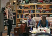 Endlich tut sich für Penny (Kaley Cuoco, l.) die Chance auf, bei einer Fernseherserie mitzuspielen, doch Leonard (Johnny Galecki, M.) scheint ihr nicht unterstützend zur Seite zu stehen. Derweil hat Amy (Mayim Bialik, r.) ganz andere Sorgen ...
