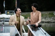 Carsten Heinrich (Stefko Hanushevsky, l.) flirtet mit Susanne (Sophia Burtscher, r.).