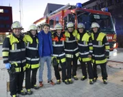Wie ein Rettungseinsatz bei der Feuerwehr abläuft, üben die Feuerwehrleute mit Julian als „Unfallopfer“.