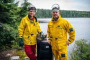 Scott Higgins (r.) leitet das Forschungsprogramm der "Experimental Lakes Area" in Kanada. Forschende untersuchen hier, wie sich Schadstoffe – etwa Überdüngung, saurer Regen oder Mikroplastik - auf Seen auswirken.