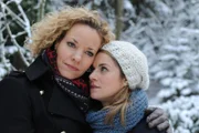 Natascha (Melanie Wiegmann, l.); Marlene (Lucy Scherer, r.)