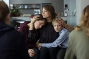 Die Mutter ist bei der Befragung ihrer Kinder dabei: Karin Hanczewski als Kommissarin Karin Gorniak (von hinten), Juri Sam Winkler als Viktor, Caspar Hoffman als Valentin, Cornelia Gröschel als Kommissarin Leonie Winkler (von hinten)