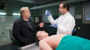 Voting-Event im Sommerprogramm zum 50-jährigen Jubiläum der Krimi-Reihe: die Zuschauer*innen können aus einer Hitliste von 50 „Tatort“-Filmen wöchentlich ihre Lieblingsfolge wählen. (siehe ausfuehrliche Pressemeldung vom 15.5.2020) ARD/WDR Tatort: Fangschuss" Was hat Professor Karl-Friedrich Boerne (Jan Josef Liefers, r) bei der Leiche gefunden? Kommissar Frank Thiel (Axel Prahl, l) ist gespannt.