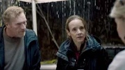 Wisting (Sven Nordin, li.) und Merete Moland (Jannike Kruse, Mitte) sprechen mit der Spurensicherung, die schon am Tatort war.