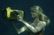 Rikki dreht einen Unterwasserfilm über Haie, den sie beim „Junioren-Filmfestival“ einreichen will.