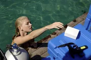 Rikki (Cariba Heine) versucht die Zehnagel-Probe von Cleo heimlich wieder zurückzubekommen.