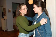 Kate (Zoé Baillieu, l.) und Helena nehmen schweren Herzens Abschied voneinander.