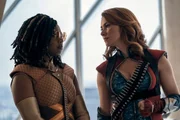 L-R: Sister Sage (Susan Heyward) und Firecracker (Valorie Curry)