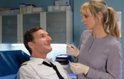 Dr. Lea Peters (Anja Nejarri) untersucht einen Piloten, der durch eine Sehstörung eine Tür übersehen hat. Lea hat alle Hände voll zu tun, sich den Flirtattacken von Bob Herfort (Siegfried Terpoorten) zu erwehren.