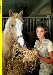 Alina (Marett Katalin Klahn) hat es geschafft: Silverado lässt sie nah an sich heran. Das Mädchen ist überglücklich.