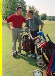 Der gewiefte Golfhotelbesitzer Osthold (Michael Lesch, rechts) hat einen gefürchteten Restauranttester (Götz Alsmann) zu einer kleinen Partie Golf auf seinem Grün eingeladen. Nicht ohne Hintergedanken: Osthold erhofft sich vom kritischen Prüfer einen Stern für seine Anlage.